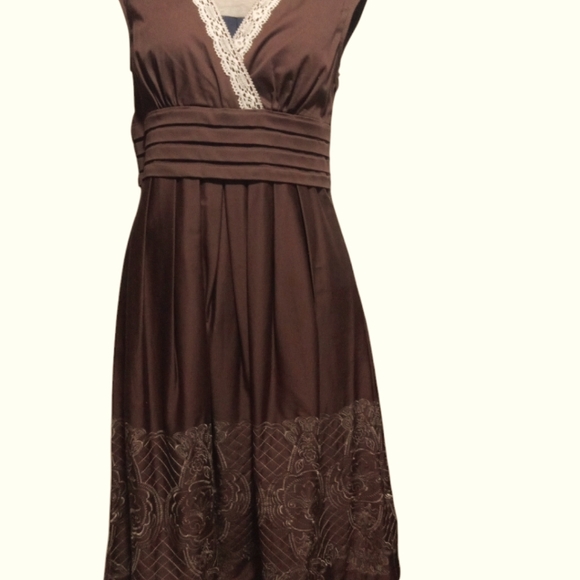 Sangria dress size 10 Brown with White embroidery on the V neck & bottom - Picture 2 of 7